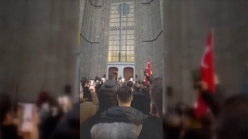 Hollanda'da kilise önünde, Türkiye'de depremlerde hayatını kaybedenler için sela okundu