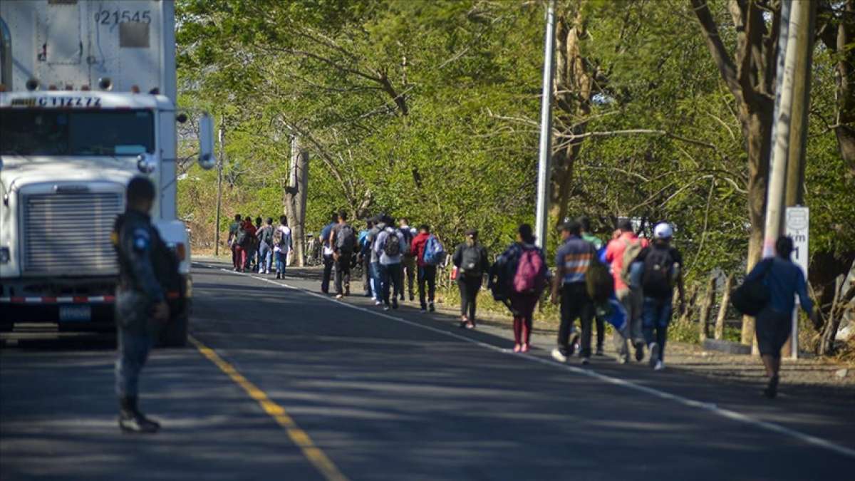 Honduras'tan ABD'ye gitmek isteyen yeni göçmen konvoyu yola çıktı