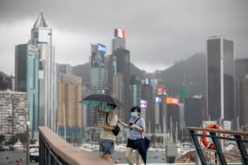 Hong Kong’u Kompasu Tayfunu vurdu: 1 ölü