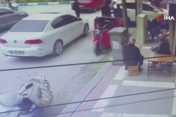 Husumetlisine ateş eden şahıs m&uuml;şterileri de vurdu...Pompalı t&uuml;fekli saldırı kamerada