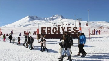 İç Anadolu'nun "zirvesi" Erciyes'te pistler kayakseverlerle doldu