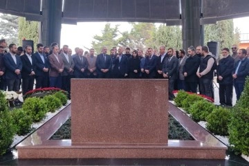 İçişleri Bakanı Soylu'dan 8. Cumhurbaşkanı Turgut Özal'ın kabrine ziyaret