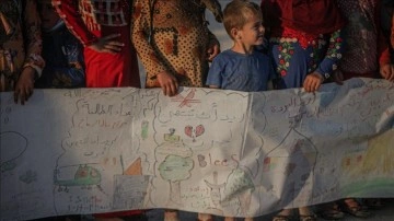 İdlib'de kamplardaki çocuklar, hamam yuva özlemlerini 75 metrelik mesajla aktardı