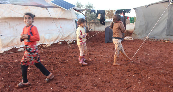 İdlib'de mülteci kampındaki çocuklar zor şartlar altında yaşıyor