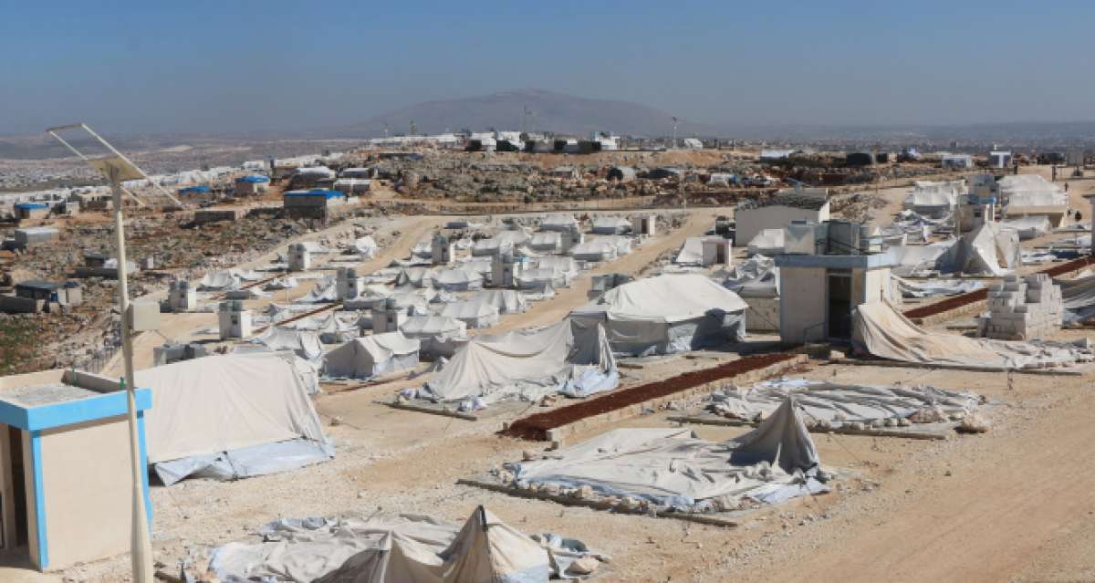 İdlib'de şiddetli rüzgar kamptaki 80 çadırı yıktı