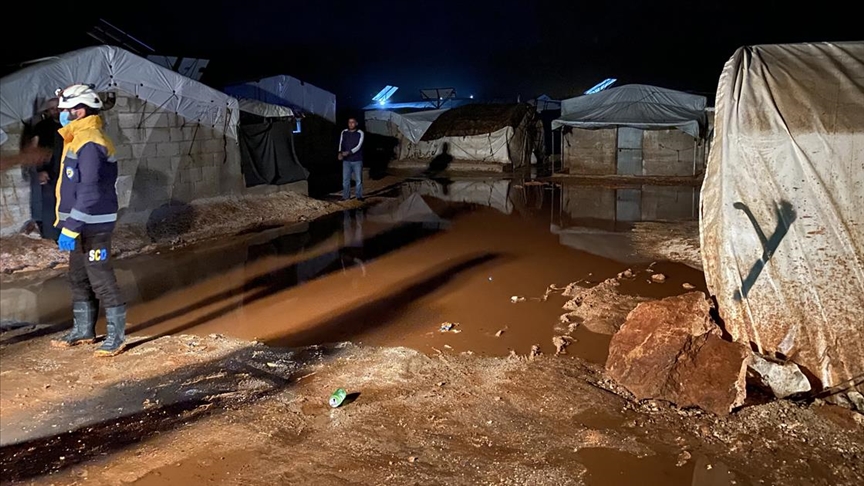 İdlib'de şiddetli sağanak sonucu kamplardaki çadırlar sular altında kaldı