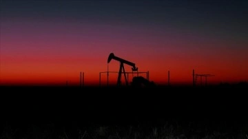 IEA, küresel petrol talebindeki artış öngörüsünü yukarı yönlü revize etti