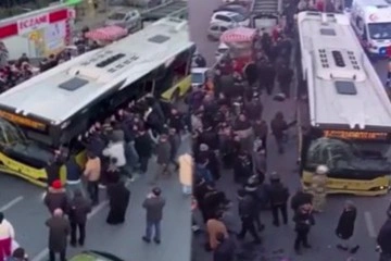 İETT Otobüsü Bahçelievler'de yolcu durağına daldı