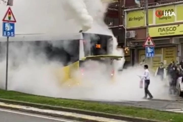 İETT otobüsünün motor kısmından yoğun dumanlar yükseldi