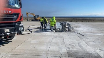 İGA ekipleri Hatay Havalimanı'nın pistini onarmayı sürdürüyor