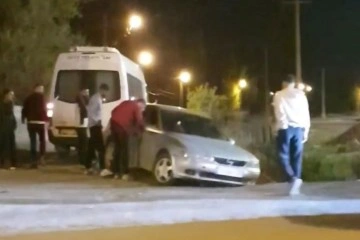 Iğdır'da yol vermeye çalışan otomobil kaza yaptı