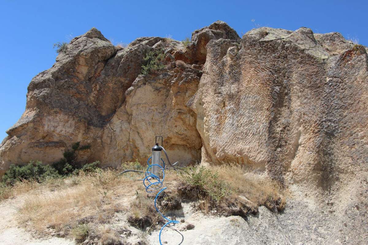 İHA gündeme getirdi, Kapadokya'da peribacaları sprey boyalardan temizlendi