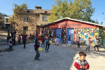 İHA&rsquo;nın haberi ses getirdi, k&ouml;y &ccedil;ocukları voleybol sahasına kavuştu