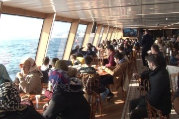 İhlas Vakfı ve G&ouml;n&uuml;ll&uuml;lerinden 65 orta&ouml;ğretim &ouml;ğrencisine boğaz turu