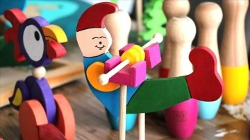 İhraç ürünü ahşap oyuncakları yeni nesillere öğretiyorlar
