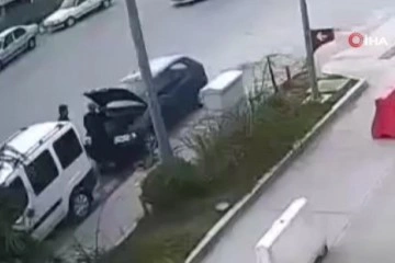 İki ara&ccedil; arasında kalan 2 kişinin yaralanma anları g&uuml;venlik kamerasına yansıdı