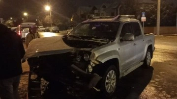 İki caddenin kesiştiği yolda kaza: Hafif ticari araç apartmanın bahçesine savruldu