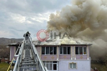 İki katlı evin çatısında çıkan yangın korkuttu