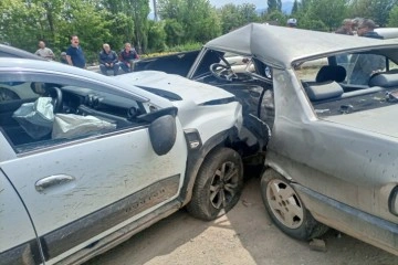 İki otomobil kafa kafaya çarpıştı: 1’i ağır toplam 6 kişi yaralandı