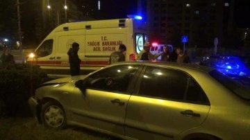 İki otomobil kavşakta &ccedil;arpıştı: 2 yaralı