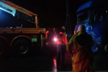 İki tır &ccedil;arpıştı, D-650&rsquo;de uzun ara&ccedil; kuyrukları oluştu