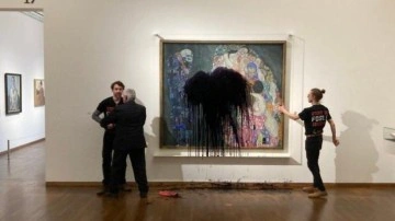 İklim aktivistlerinden yeni vandallık: Ressam Klimt'in tablosuna siyah boya fırlattılar!