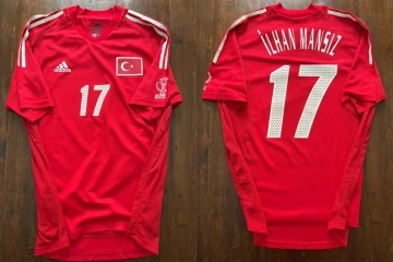 İlhan Mansız, Senegal ma&ccedil;ında giydiği milli formayı satışa &ccedil;ıkardı
