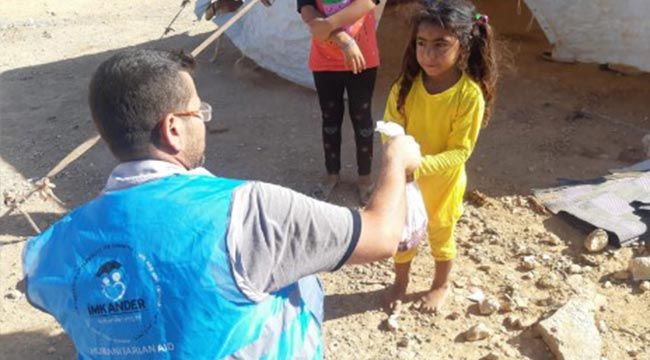 İmkander’den Suriye’de kampta kalan çocuklara giyim yardımı