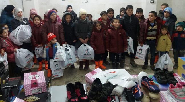 İMKANDER Suriyeli çocuklara bot ve mont yardımı yaptı