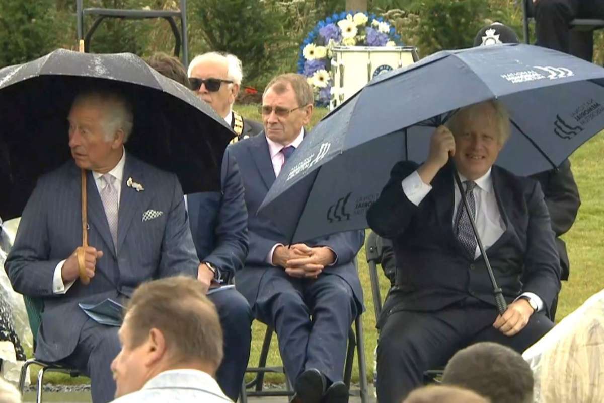 İngiltere Başbakanı Johnson'un şemsiye ile zor anları