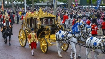 İngiltere Kralı 3. Charles, tarihi kilisede düzenlenen dini törenle taç giydi