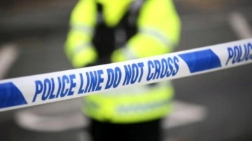 İngiltere'de cinayet mahallinde selfieler çeken polis işten çıkarıldı