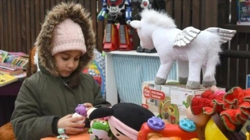 İngiltere'de çocuklar depremzede yaşıtlarına yardım için oyuncaklarını sattı