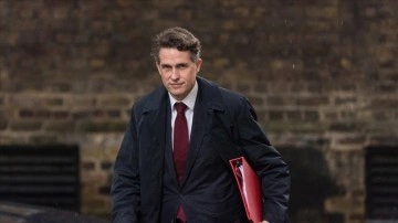 İngiltere'de Devlet Bakanı Williamson zorbalık suçlamalarının ardından istifa etti