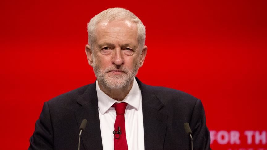 İngiltere’de İşçi Partisinin eski lideri Corbyn partinin parlamento grubuna katılamayacak