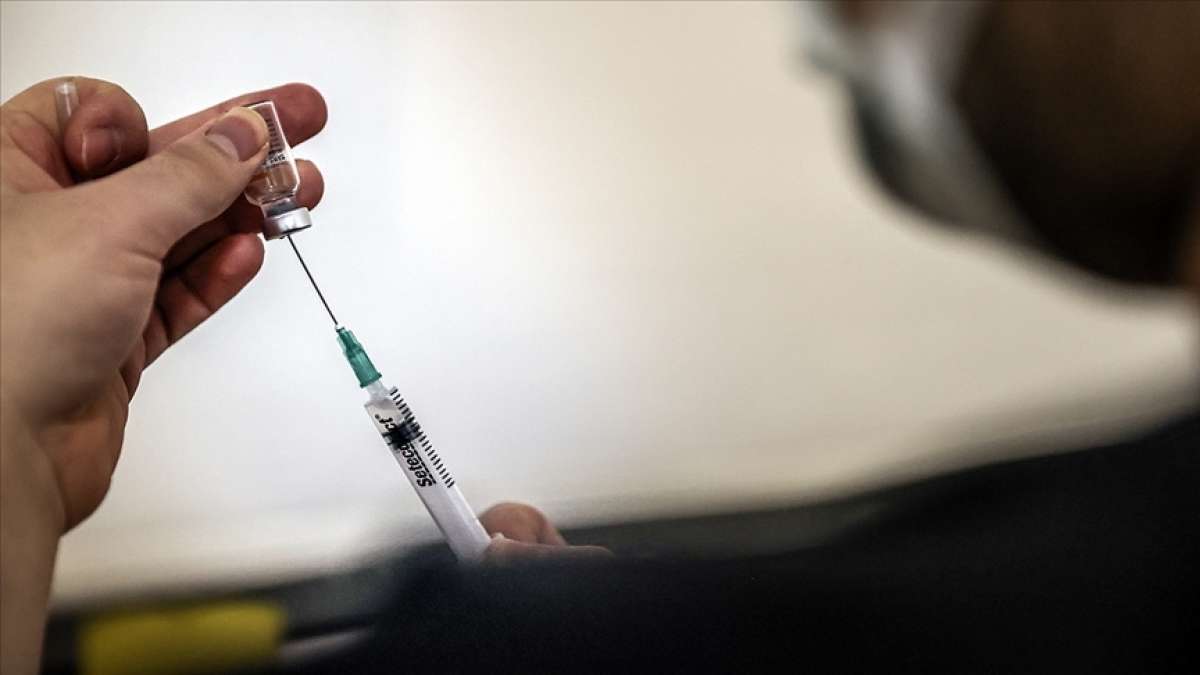 İngiltere'de Kovid-19 aşısı sayesinde pandemide can kayıpları azalıyor