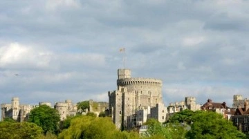 İngiltere'de Kraliçe Elizabeth'in bulunduğu Windsor Kalesi'nde silahlı bir şahıs yaka