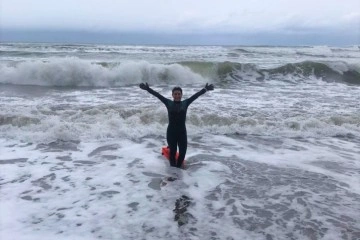 İngiltere'de yaşayan sağlıkçı, sağlık için Karadeniz'de kış ortasında denize girdi