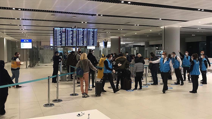 İngiltere'den İstanbul'a gelen yolculara mutasyon riski nedeniyle koronavirüs testi yapıld