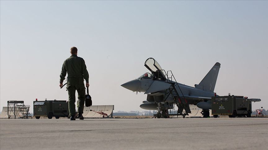İngiltere’ye ait Eurofighter Typhoon ile Türk F-16 uçakları birlikte ilk eğitim uçuşlarını yapt