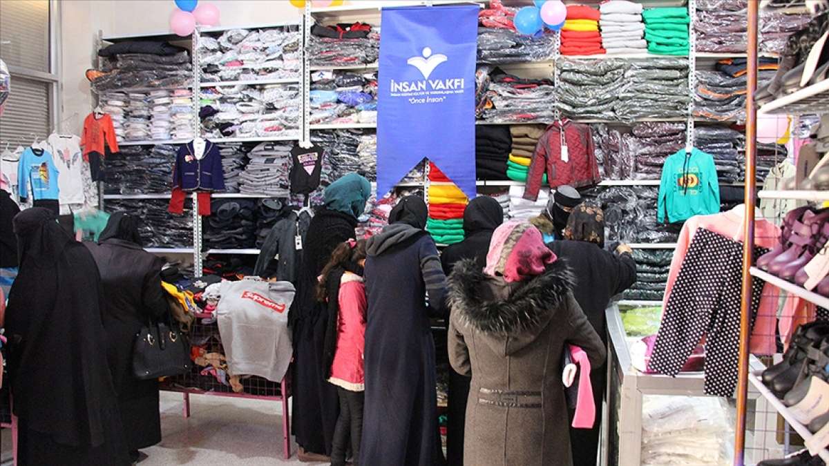 İnsan Vakfı İdlib'deki İyilik Çarşısı'nda iç savaş mağduru 1000 sivile kıyafet dağıttı