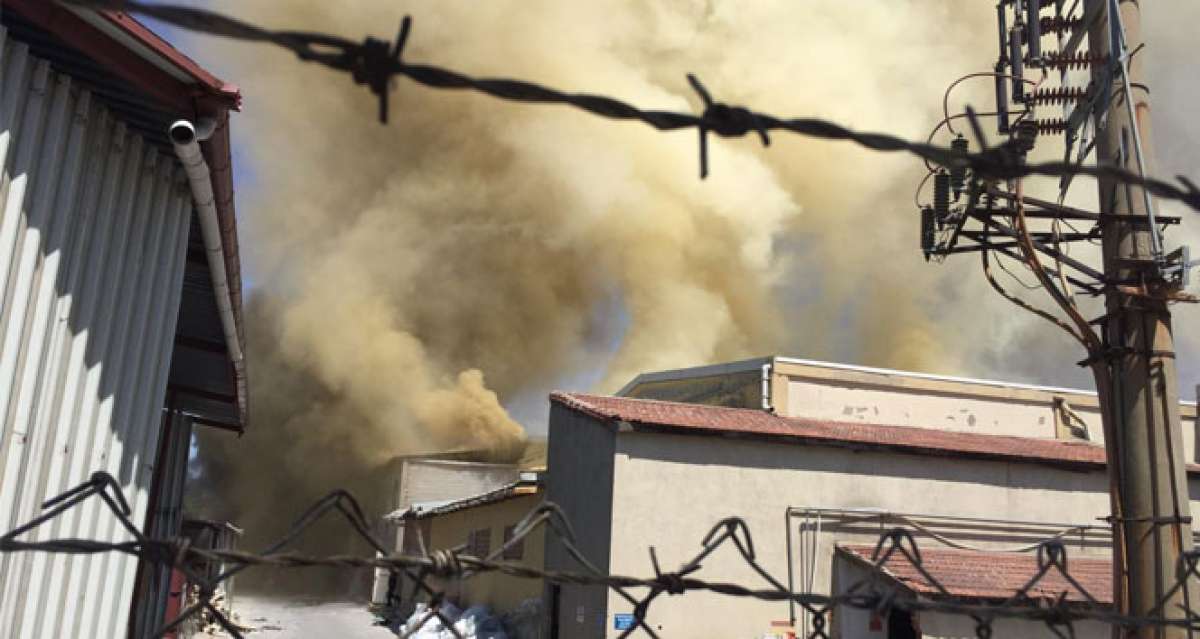 İplik fabrikasında çıkan yangında 4 işçi dumandan etkilendi