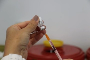 Irak’ta Covid-19 aşı yaşı 12’ye düşürüldü