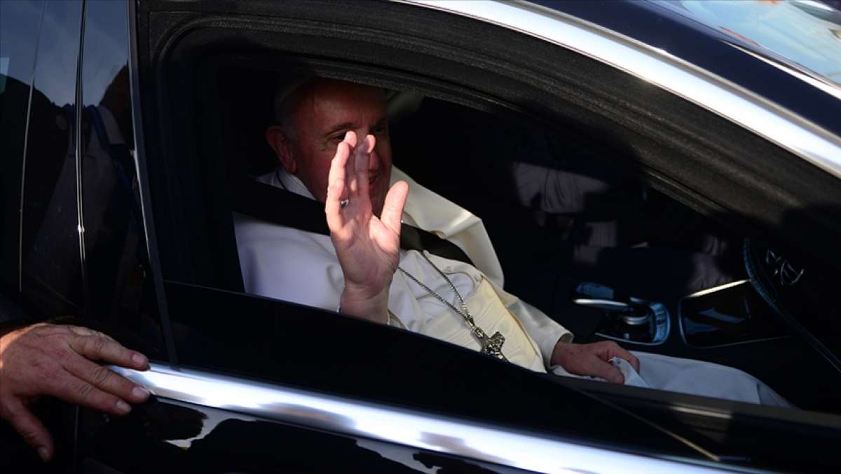 Irak'taki temaslarını bitiren Papa ülkesine döndü
