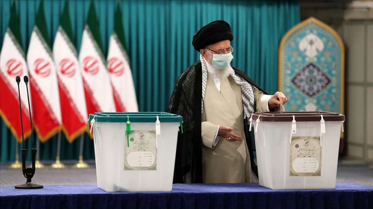 İran Cumhurbaşkanını seçiyor