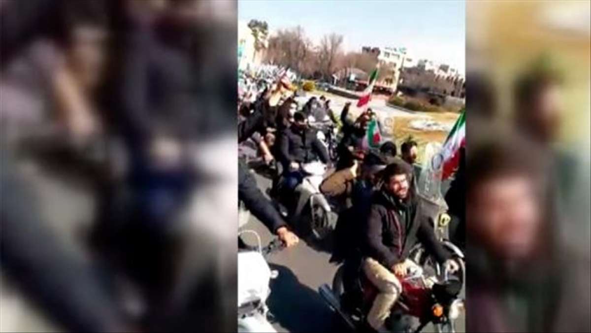 İran devrim kutlamalarına Cumhurbaşkanı Ruhani aleyhine atılan sloganlar damgasını vurdu
