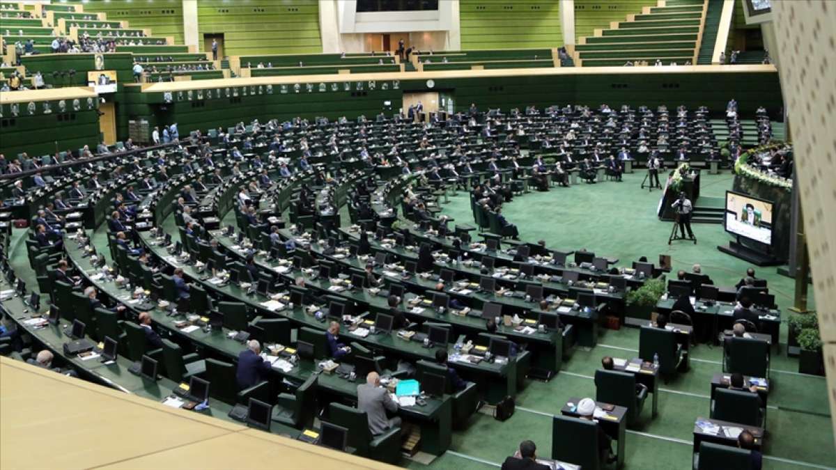 İran Meclisi Ruhani hükümetinin sunduğu bütçe taslağını reddetti