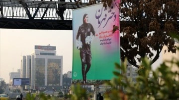 İran'da cinsiyet tartışmalarıyla gündem olan Koudaei'nin posterleri Tahran meydanlarına as
