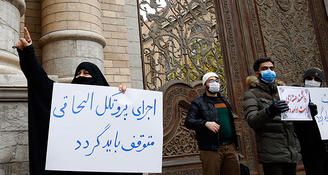 İran'da Dışişleri Bakanlığı önünde Mahabadi suikastı protestosu