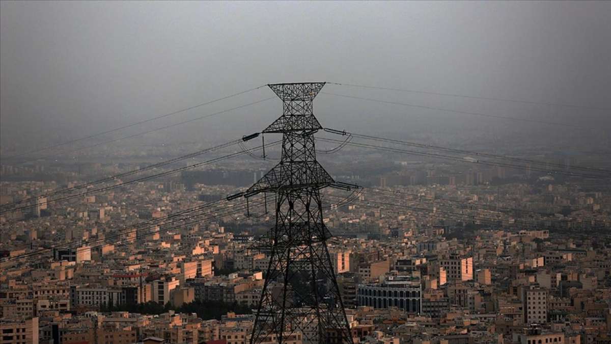 İran'da halk elektrik kesintilerine çözüm bulunmasını istiyor